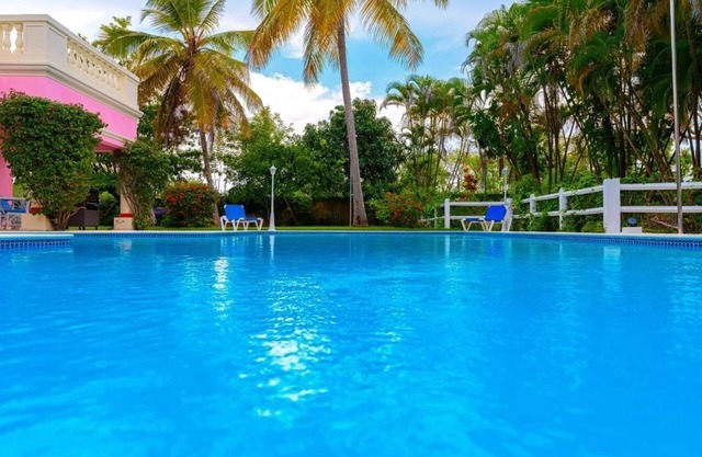 Spacious villa with 7 bedrooms and WiFi, AC in charming Sosúa