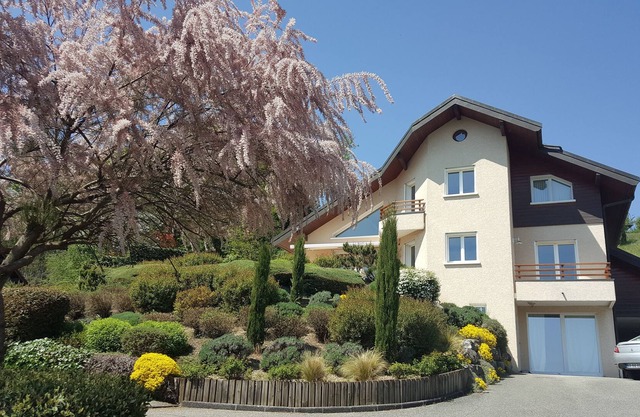 Spacious villa with pool 5 minutes from Annecy