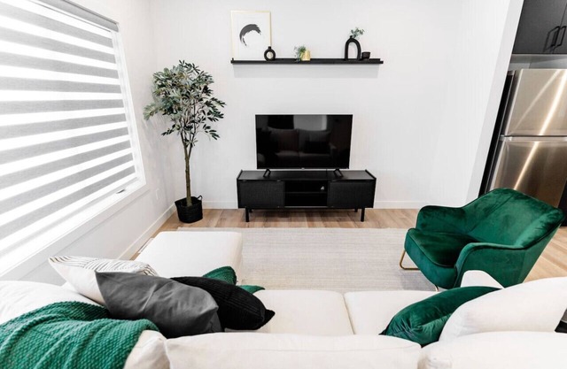 *Spacious w/Style | Free Parking | 7 min Airport*