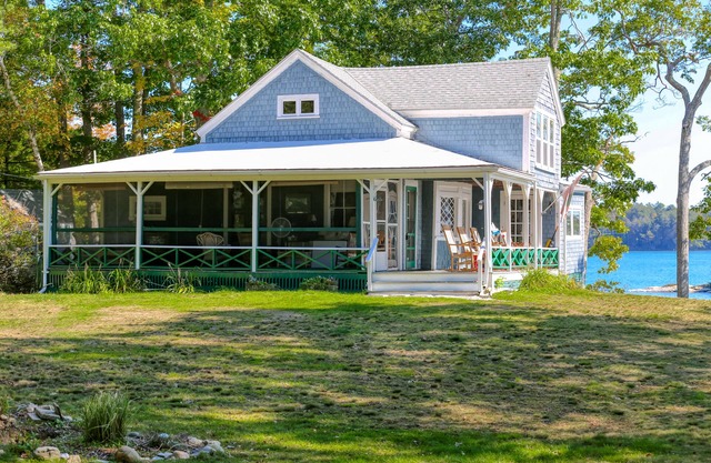 Spacious Waterfront Estate & Cabins W/Porch, Fireplace, Kayaks & Free WiFi