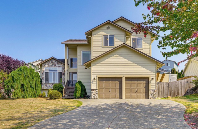 Spacious Yard & Deck: Home 8 Mi to Puget Sound!