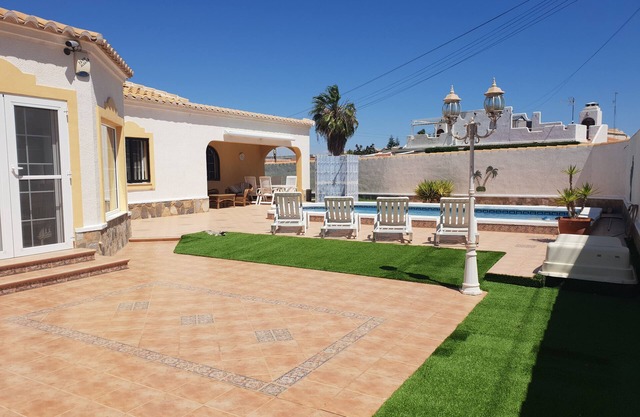 Spanish Villa with private pool 8x4 meters, 3 bedrooms, garage, driveway, airco