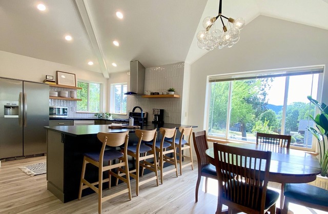 Sparkling Running Y Tree Top Condo with Spectacular Views - Close to Crater Lake