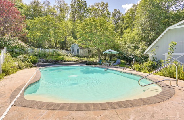 Sparrow Bush Retreat w/Pool & Screened Porch