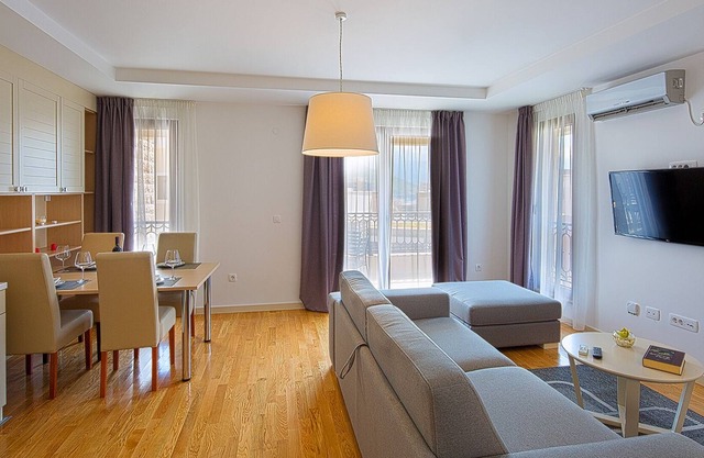 Spaska Lux 2-bedroom Apt w/ balcony + parking #201