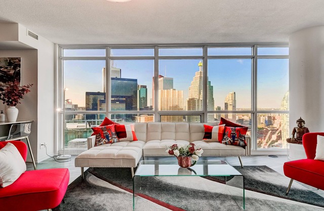 Specious LUX 2BD Downtown Toronto with Parking!