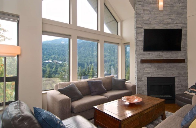 Spectacular 3 bed/2 bath Penthouse with Mtn Views