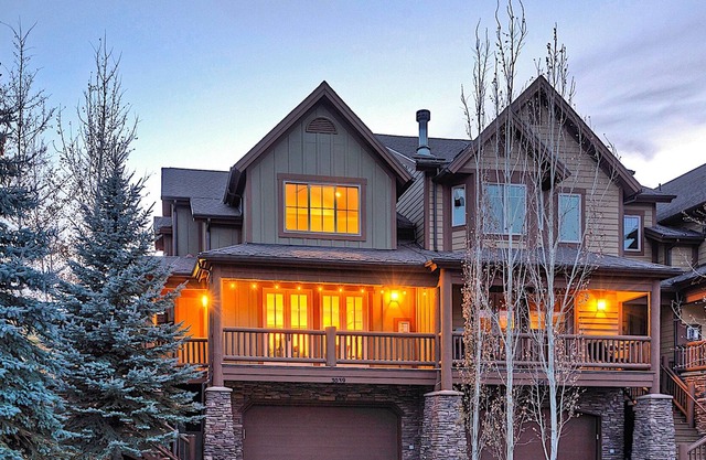 Spectacular and Spacious Home w/Free WiFi, Gas Fireplace, Washer/Dryer, & More