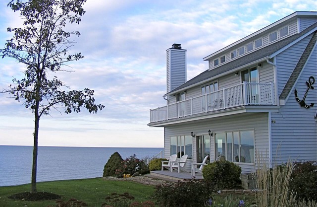 Spectacular Beach House Near Cedar Point in Mitiwanga Beach