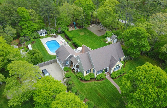 Spectacular Coastal Living w salt water pool, close to beach & air conditioned