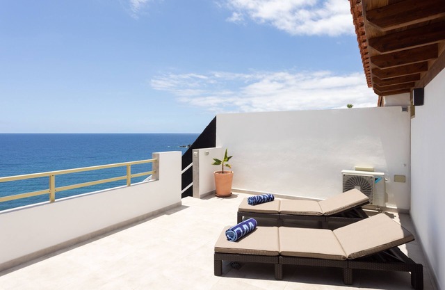 Spectacular Duplex Seafront with Awesome views and sunset !