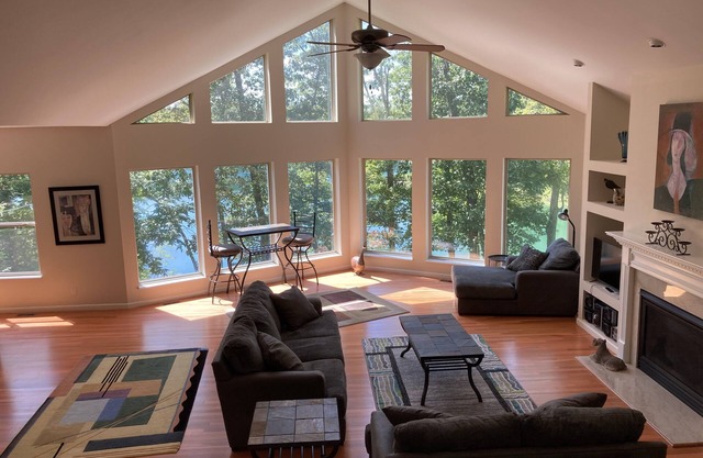 Spectacular Innsbrook House on Alpine Lake
