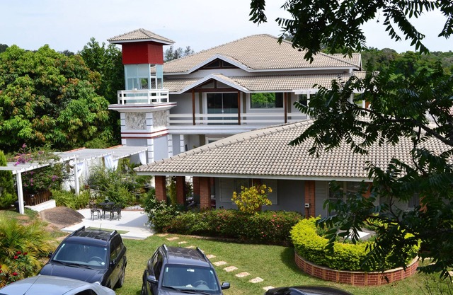 Spectacular Lodge/Hill Top/Club Structure- great cleaning/maintenance