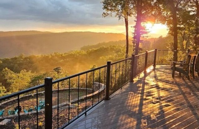Spectacular mountain lodge with long mountain and lake views. Sunset heaven!