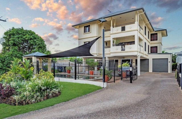 Spectacular Nightlights in this 3Bed 2Bath Apartme