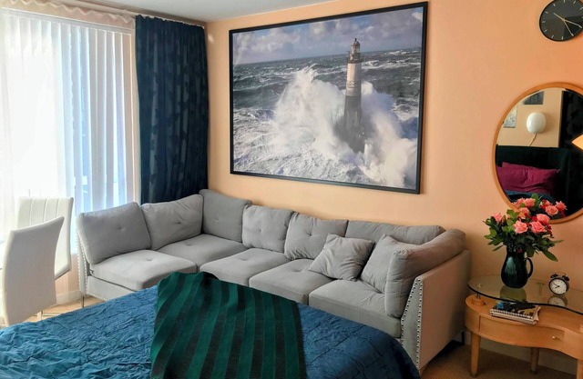 Spectacular Room in the Heart of Toronto Downtown