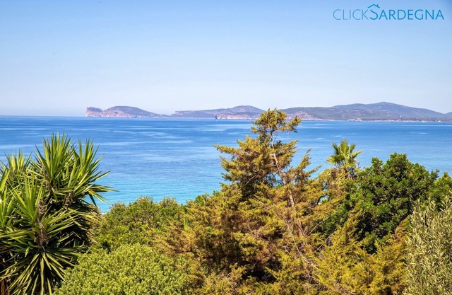 Spectacular sea view location with direct access to the coast