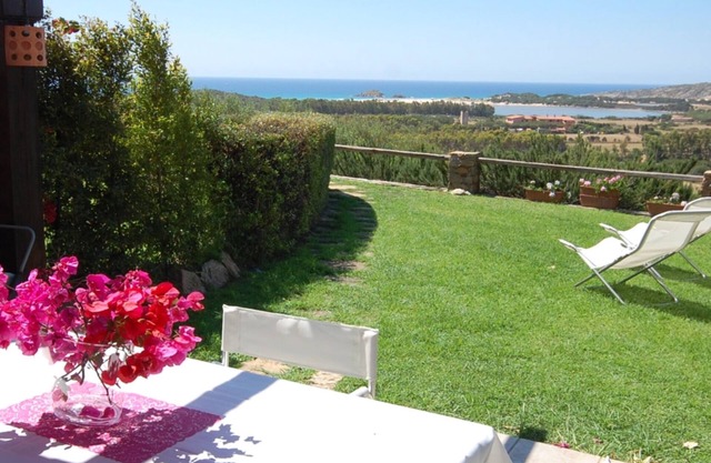 Spectacular sea view of the entire bay of Su Giudeu. King size bed +topper