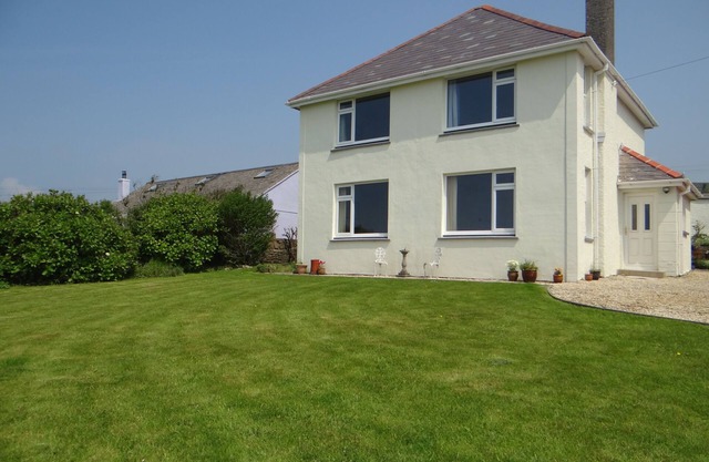Spectacular sea views from this family friendly 4 bed holiday home.