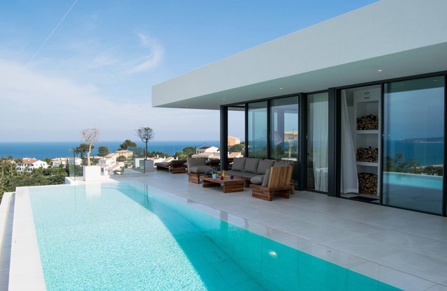 SPECTACULAR SEA VIEWS. INFINITY POOL . LIFT.