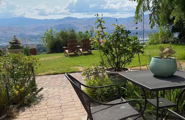 Spectacular skyline, river views from lovely yard. Bright and beautiful space.