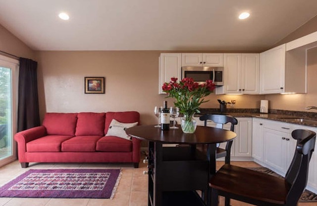 Spectacular View in the Middle of Wine Country: Private 1-Bedroom Guesthouse