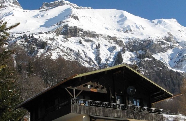 Spectacular views at the foot of the imposing Chaîne des ARAVIS