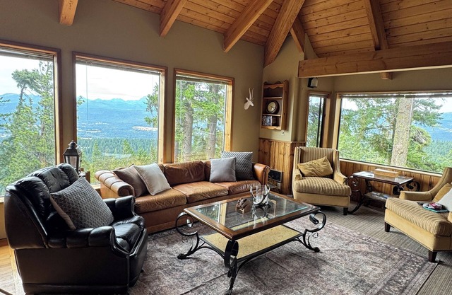 Spectacular views from cabin in Cle Elum. Hiking, fishing, ATVs, and breweries!