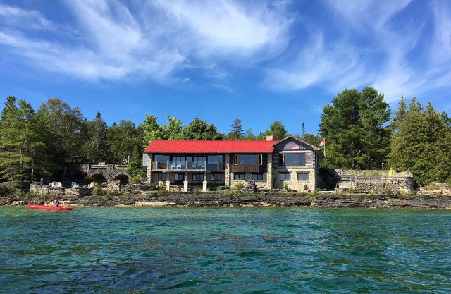 Spectacular views- Stone Cottage, steps to the water, heated pool, pet friendlyn