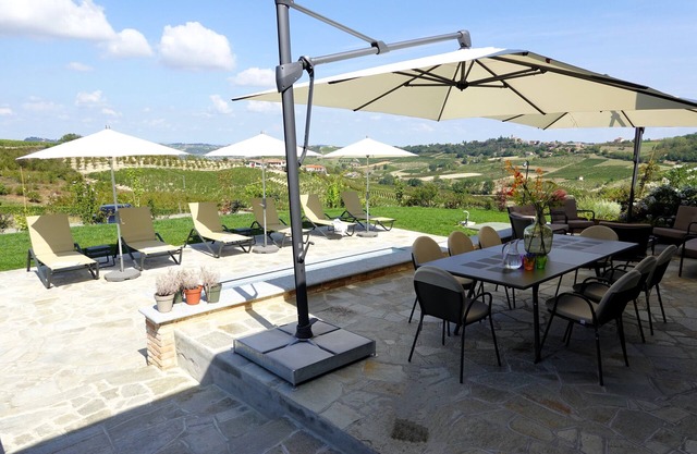 Spectacular villa with private pool and views on the vineyards and the alps