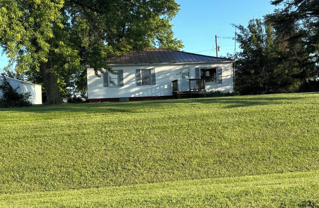 SPENCER FAMILY FARMHOUSE, minutes from Indian Creek Marina on Mark Twain Lake.