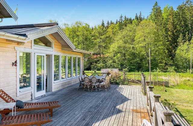 Spend an unforgettable time in this charming Swedish wooden house by the lake.
