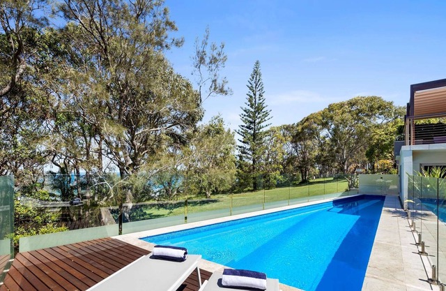 Splash Beachfront, Pristine Ocean Views, Pool, Luxury, Workcation, Sleeps up to 8