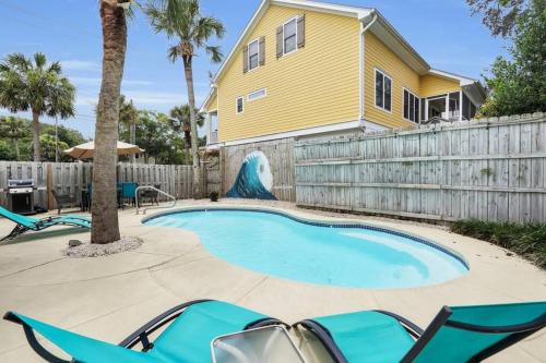 Splash Inn Lower Unit: Heated Pool & Walk to Beach