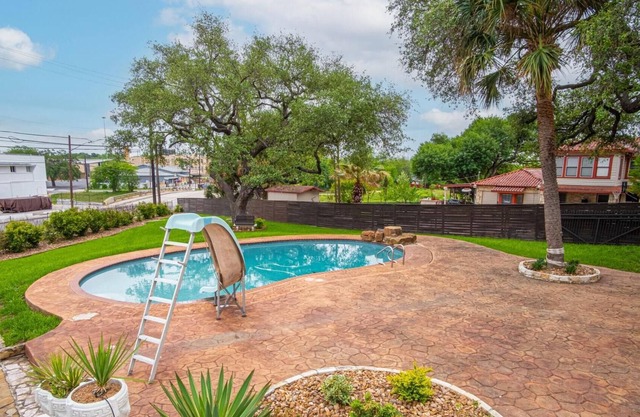 Splash Into Vacation 6BR Home w Pool Waterslide