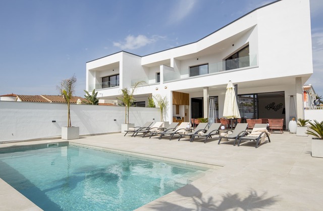Splendid contemporary villa in the city center 3 minutes walk from the beach