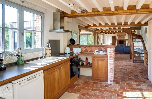 Splendid view, peaceful, big garden, 10 mn walk to town, free P, dogs accepted