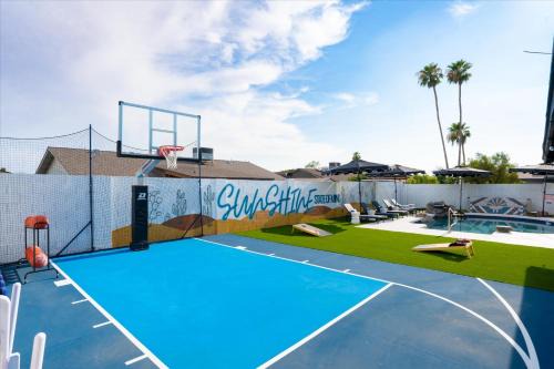 Sportscourt Hot Tub & Pool Game Room Cornhole BBQ