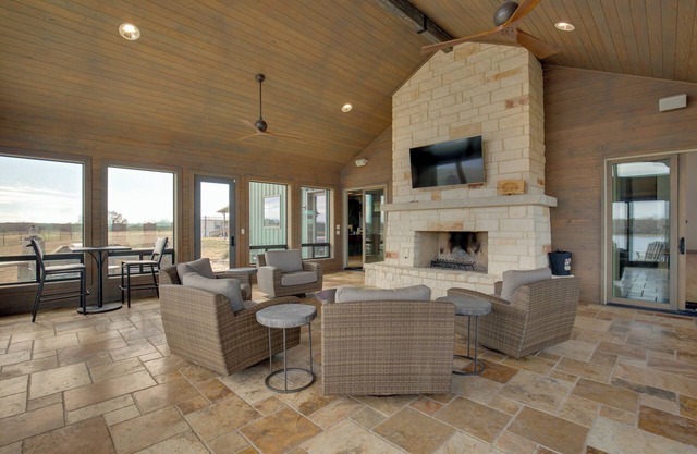 Sprawling Kaufman Home w/On-Site Lake & Fire Pit