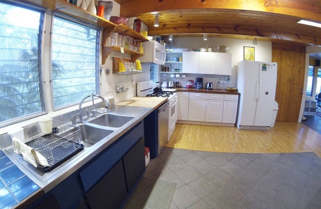 Sprawling Mid-Century Hawaiian Home with Swimming Pool + Spa + AC!