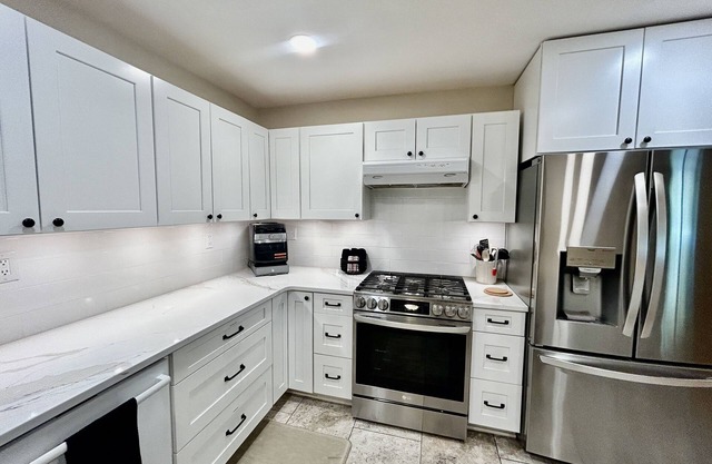 Sprawling ranch W/HUGE Yard, Patio, & W/D