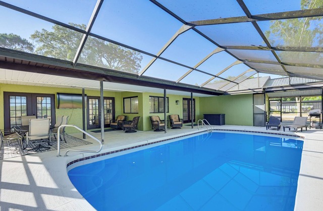 Spring Hill Home w/Pool, BBQ Grill & Outdoor TV!