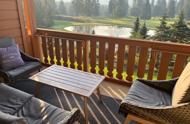 Spring & Summer in Leavenworth! Pools, hot tub. Huge, view condo. Walk to town.