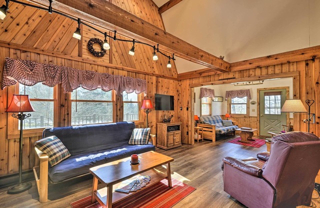 Springwater Cabin Near Hiking, Lakes, & Vineyards