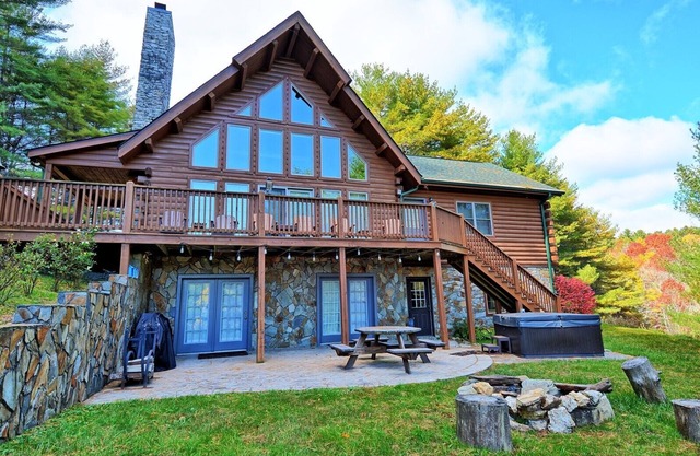 Spruced Up-Open for Bookings! Private Log Cabin, Hot Tub, AC, WIFI