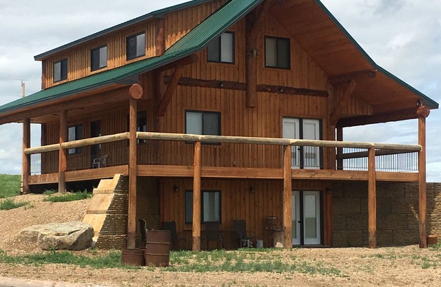 Spur Creek Lodge on the prairie - Buffalo and longhorns