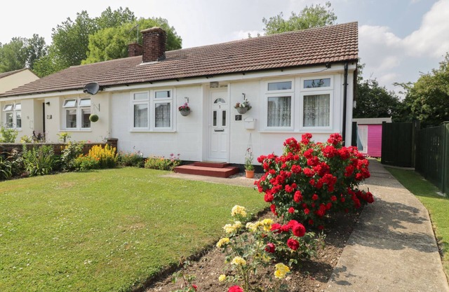 SPURLING COTTAGE, with a garden in Cheveley