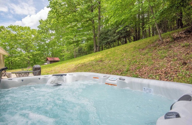 Squatchs Den - Game Room + Dog Friendly + Fire pit