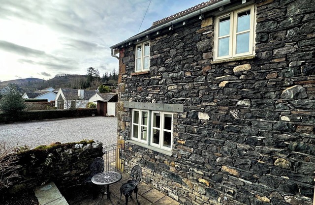 SQUIRREL COTTAGE, pet friendly, with open fire in Thornthwaite