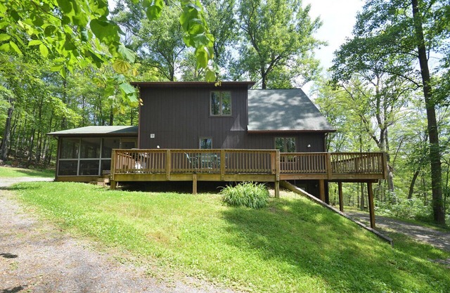 Sqyrls Nest - hot tub, pets, fire pit, game room, grill, wifi, view